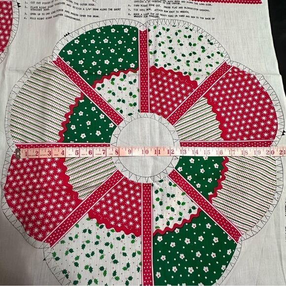 Vintage Lot Cut and Sew Festive Crafts - Wreath, Santa’s Stockings and Apron - Picture 13 of 14